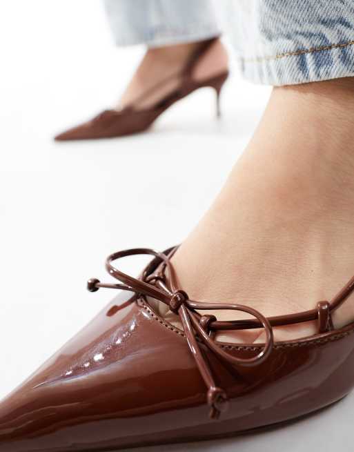 Zapatos marrón chocolate de tacón con puntera fina y detalle de