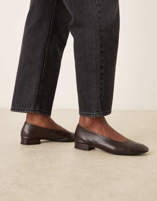 Zapatos marrones clásicos de tacón muy bajo de cuero de Mango