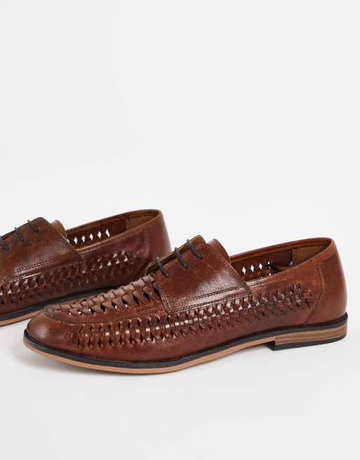 Zapatos marrones con diseño trenzado y cordones de cuero de Red Tape
