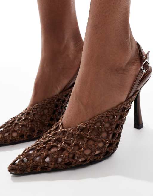 Zapatos marrones de tacón con tira talonera y diseño entretejido de Glamorous, 3 de 4