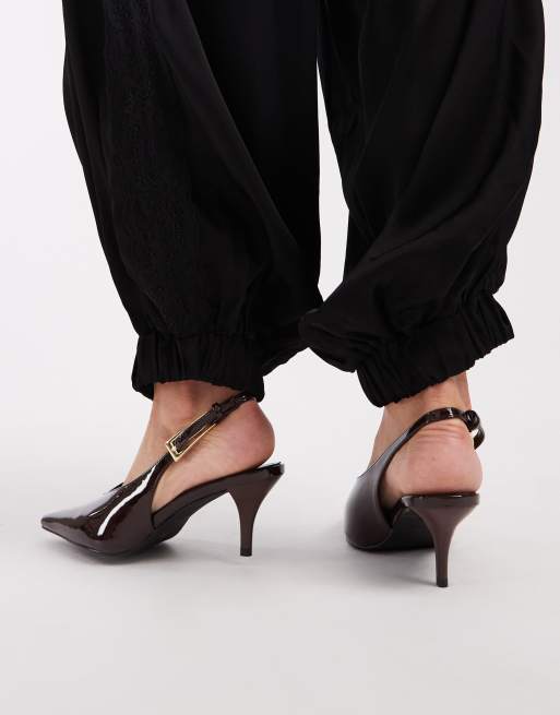 Zapatos marrones destalonados de tacón bajo de charol Sage de Schuh, 3 de 4