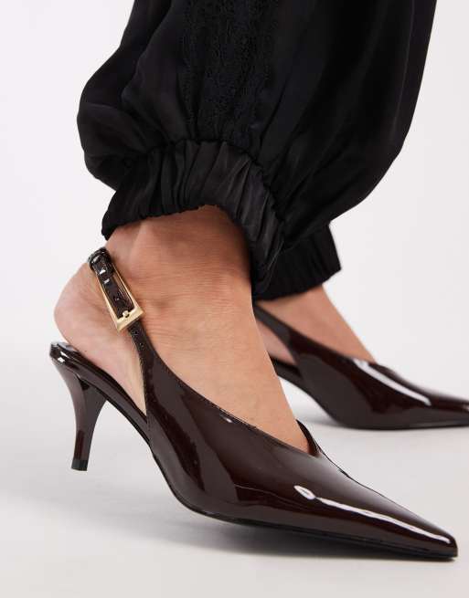 Zapatos marrones destalonados de tacón bajo de charol Sage de Schuh, 4 de 4