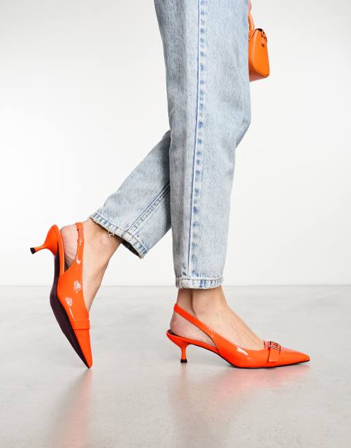 Zapatos naranjas de tacón medio con tira talonera y detalles metálicos Soldier de ASOS DESIGN 