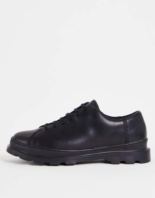 Zapatos negro uniforme con cordones y suela gruesa de cuero de Camper
