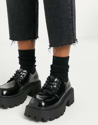 Zapatos negros con cordones y suela extragruesa de Truffle Collection