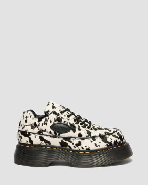 Zapatos negros con estampado de dálmata de piel Hair On Buzz 5i de Dr Martens, 2 de 4