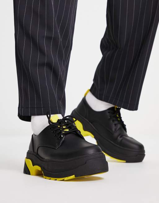Zapatos negros de cuero sintético con suela gruesa de ASOS DESIGN