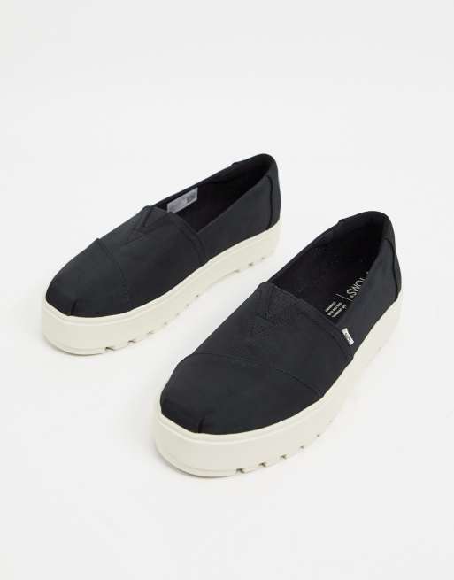 Zapatos negros de plataforma gruesa y plana Alpargata Lug de TOMS