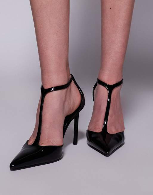 Zapatos negros de tacón alto con diseño de correa en forma de T