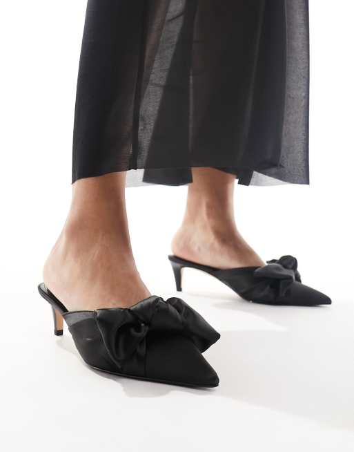 Zapatos negros de tacón bajo con lazo y puntera fina de satén de & Other Stories