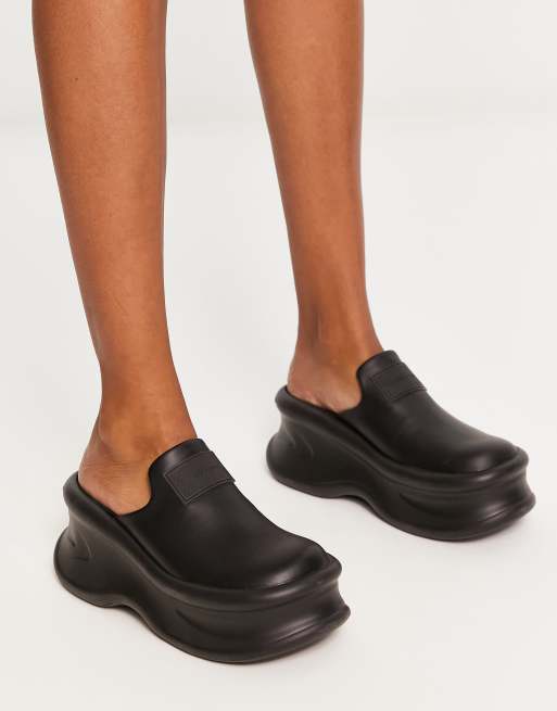 Zapatos negros destalonados de goma de Charles & Keith , 3 de 4