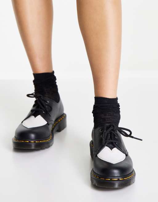 Zapatos negros planos con corazón en la puntera Amore de Dr Martens, 3 de 4