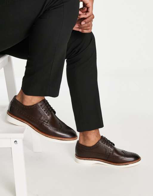 Zapatos Oxford marrones de cuero con suela blanca de cuña de ASOS DESIGN, 2 de 4