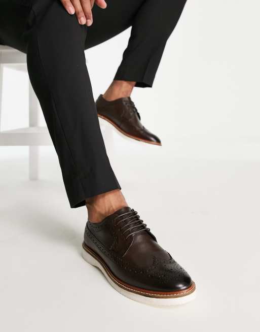 Zapatos Oxford marrones de cuero con suela blanca de cuña de ASOS DESIGN, 4 de 4