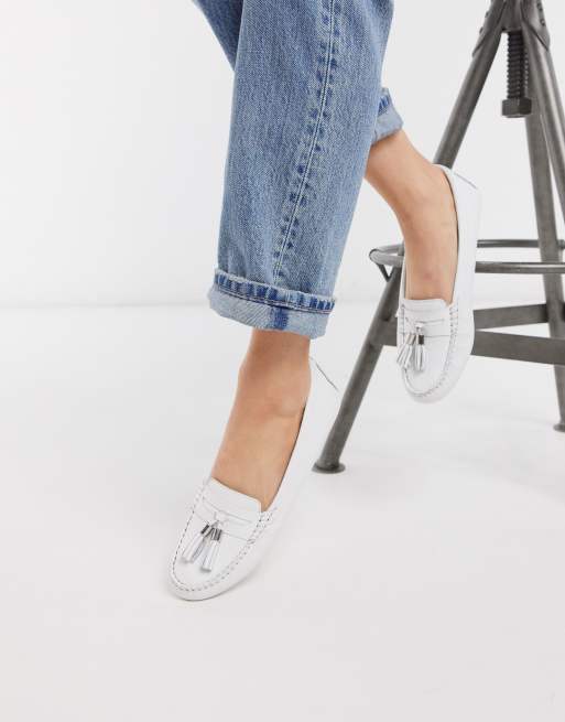 Zapatos planos tipo mocasines con borlas de cuero en blanco gaze de Dune