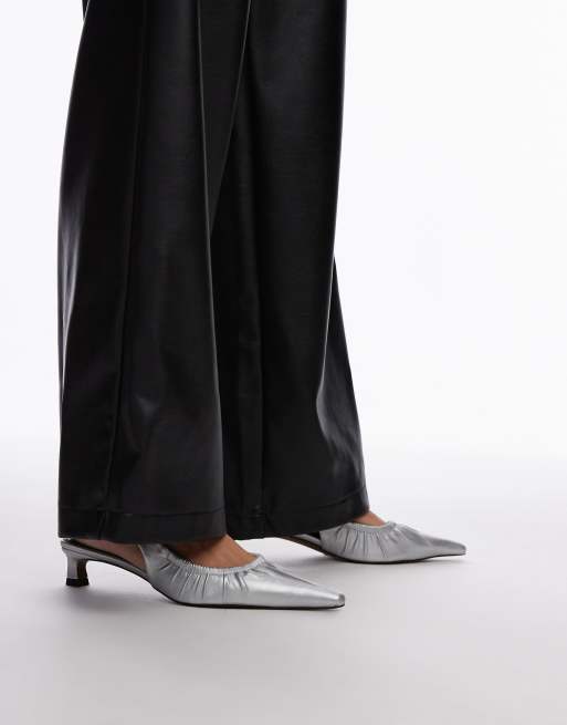 Zapatos plateados destalonados de tacón medio con diseño fruncido Ely de Topshop