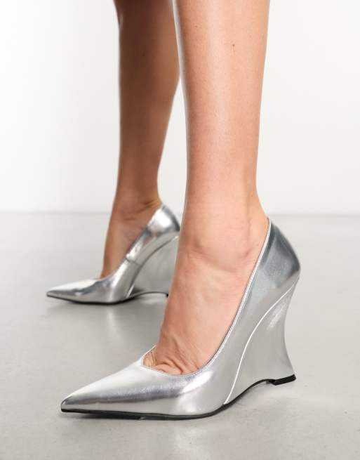 Zapatos plateados metalizados con diseño de tacón en ángulo Betty de Public Desire