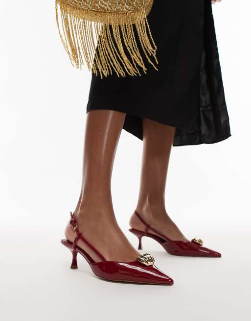 Zapatos rojos de tacón con puntera fina y detalle dorado de Mango