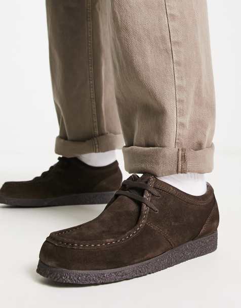 Look hombre maduro invierno abrigo largo marron botas ante marrones