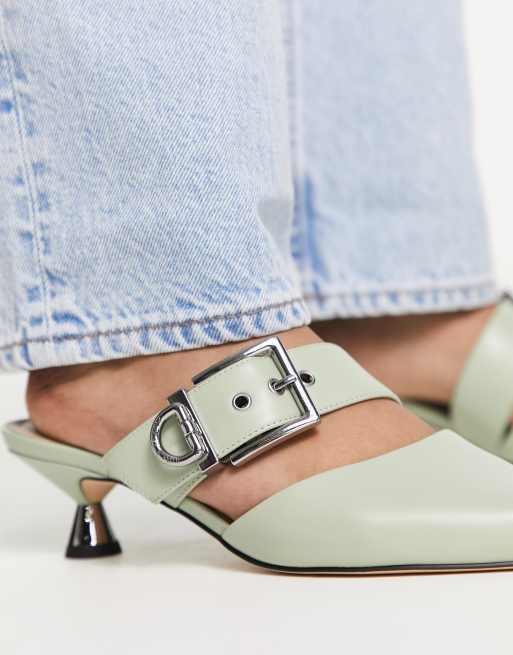 Zapatos verde salvia de tacón con detalle de hebilla de Charles & Keith, 3 de 4