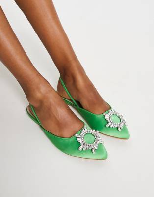 Zapatos verdes con puntera fina, tira talonera y detalle adornado Jana de BEBO