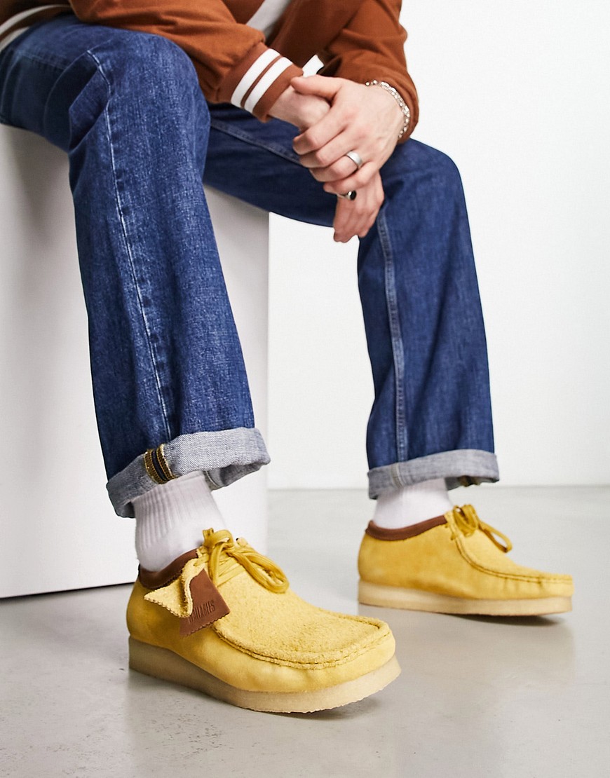 zapatos wallabee amarillos de ante de pelo largo de clarks originals