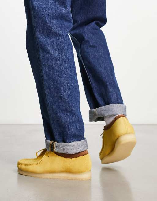 Hombre Clarks Wallabee Boot Ante Amarillo Madera