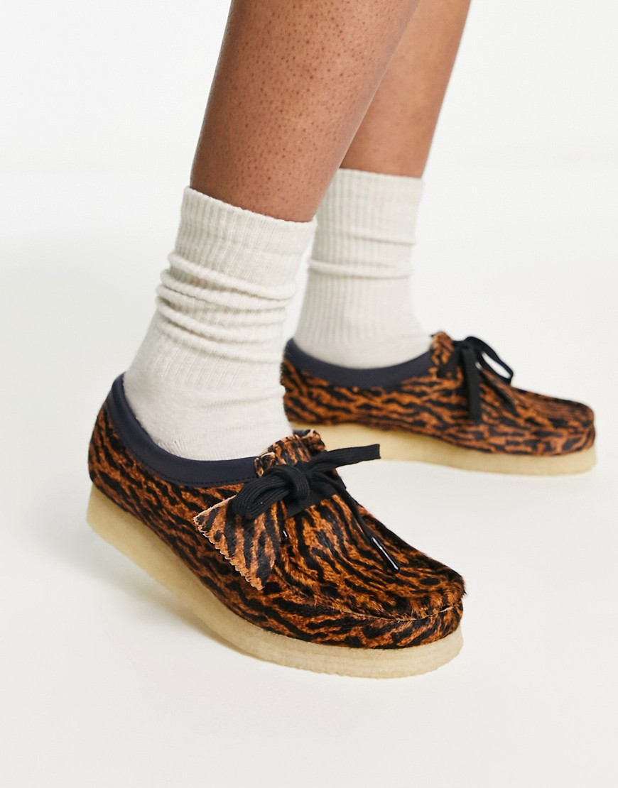 zapatos wallabee con estampado de tigre de ante peludo de clarks originals-multicolor