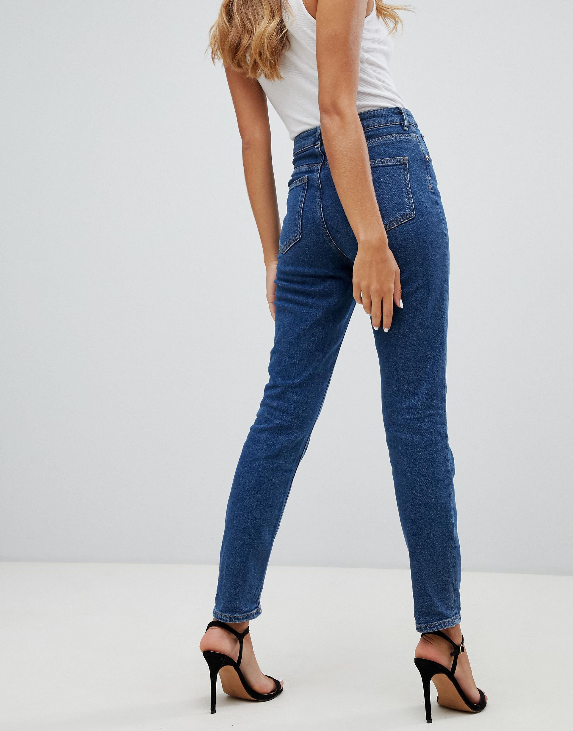 Узкие джинсы с завышенной талией