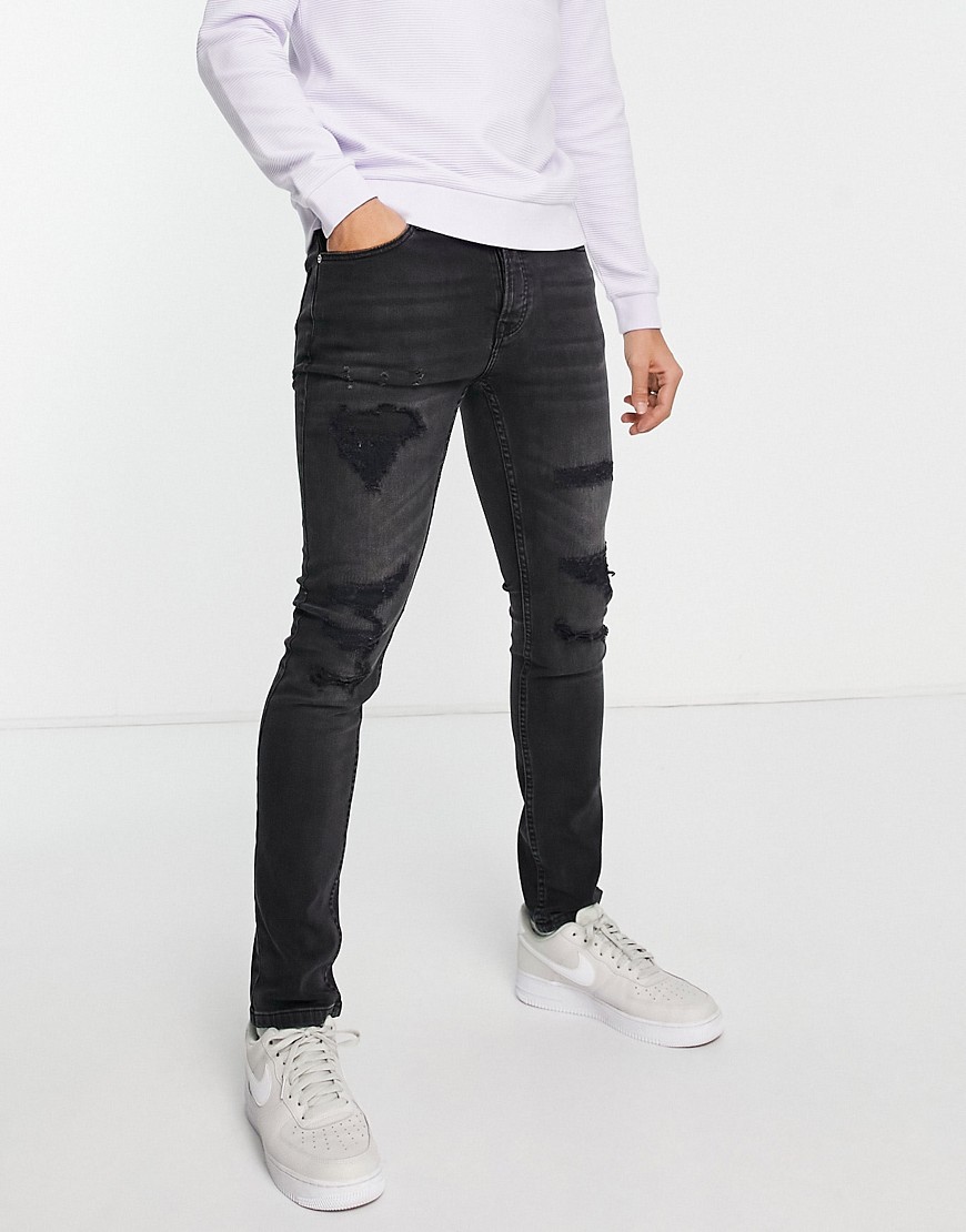 фото Зауженные джинсы выбеленного черного цвета со рваной и заштопанной отделкой topman-черный