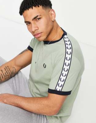 фото Зеленая футболка с кантом fred perry-зеленый цвет