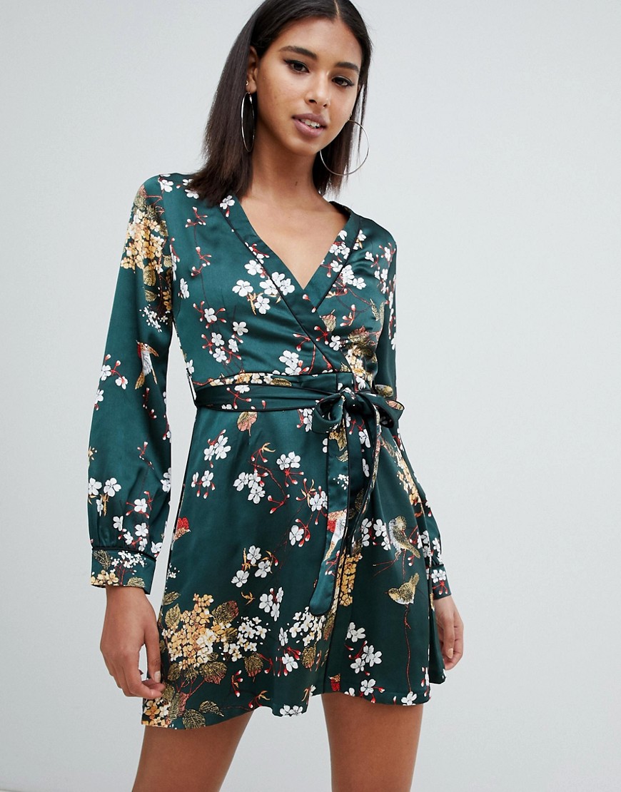 фото Зеленое атласное чайное платье мини с запахом и цветочным принтом missguided-зеленый
