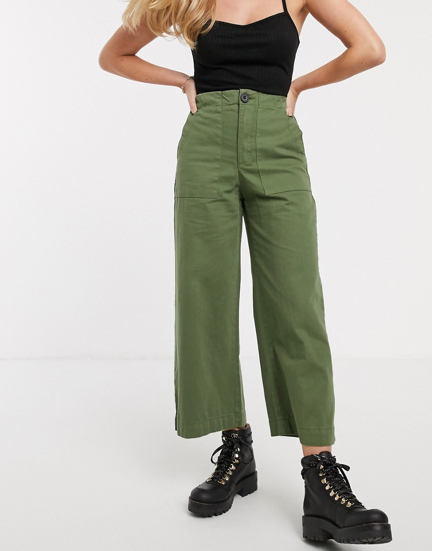 фото Зеленые брюки в стиле милитари с накладными карманами bershka-зеленый