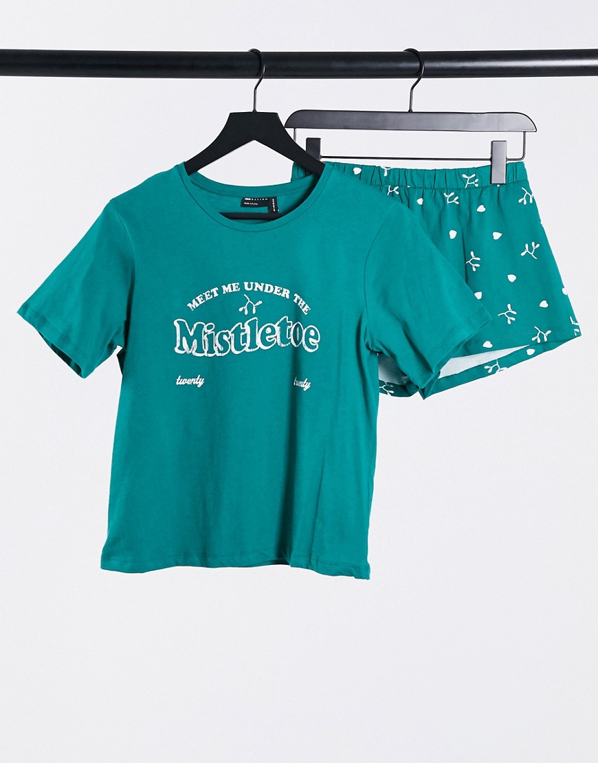 фото Зеленый пижамный комплект из футболки и шорт с принтом омелы asos design
