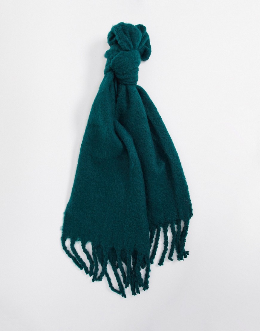 фото Зеленый пушистый шарф из переработанных материалов boardmans