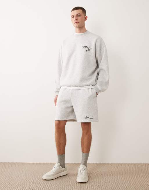 Zestaw w jasnoszarym melanżowym kolorze z bluzą z okrągłym dekoltem i szortami oversize z nadrukiem