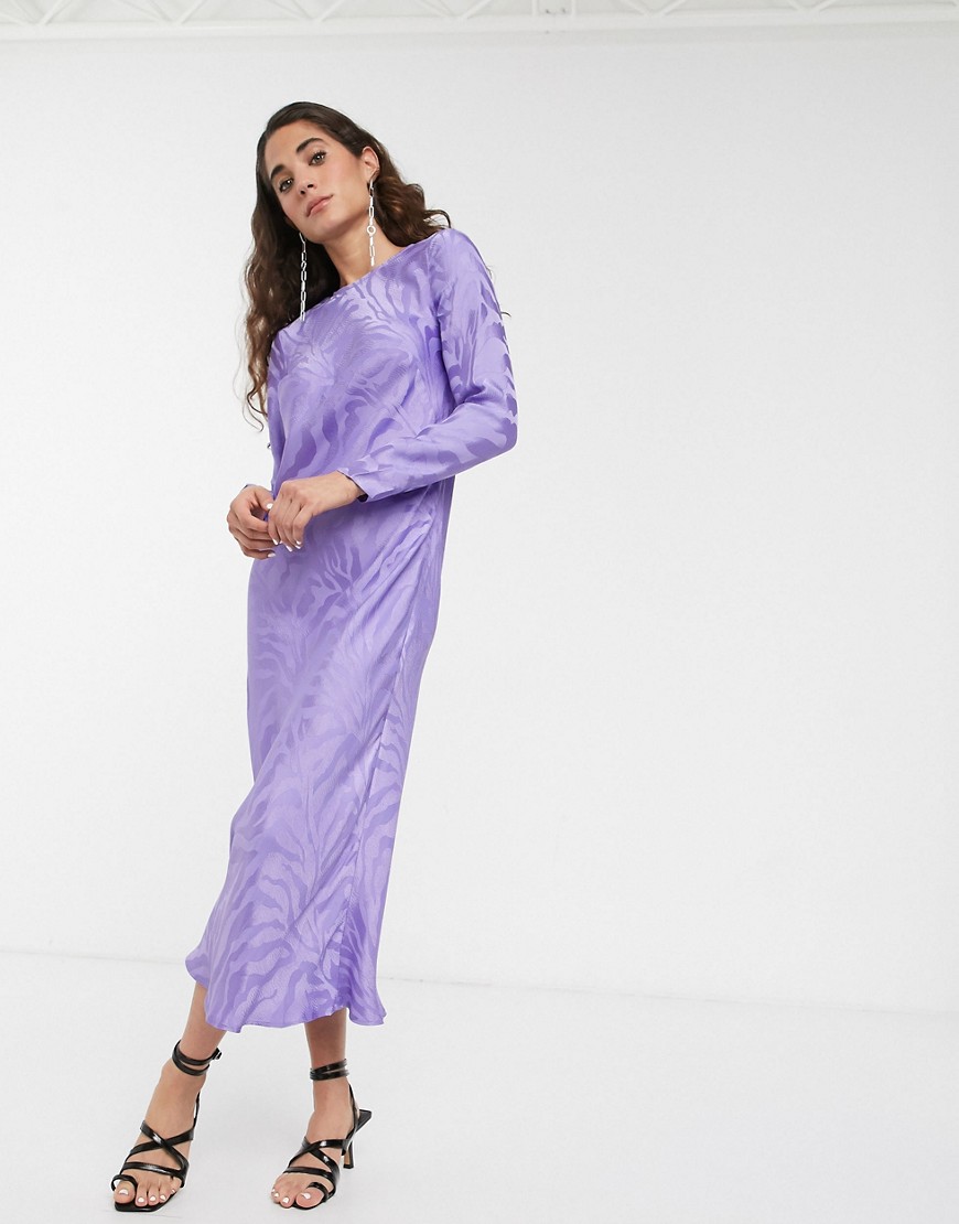 фото Жаккардовое атласное платье макси с длинными рукавами asos white-фиолетовый