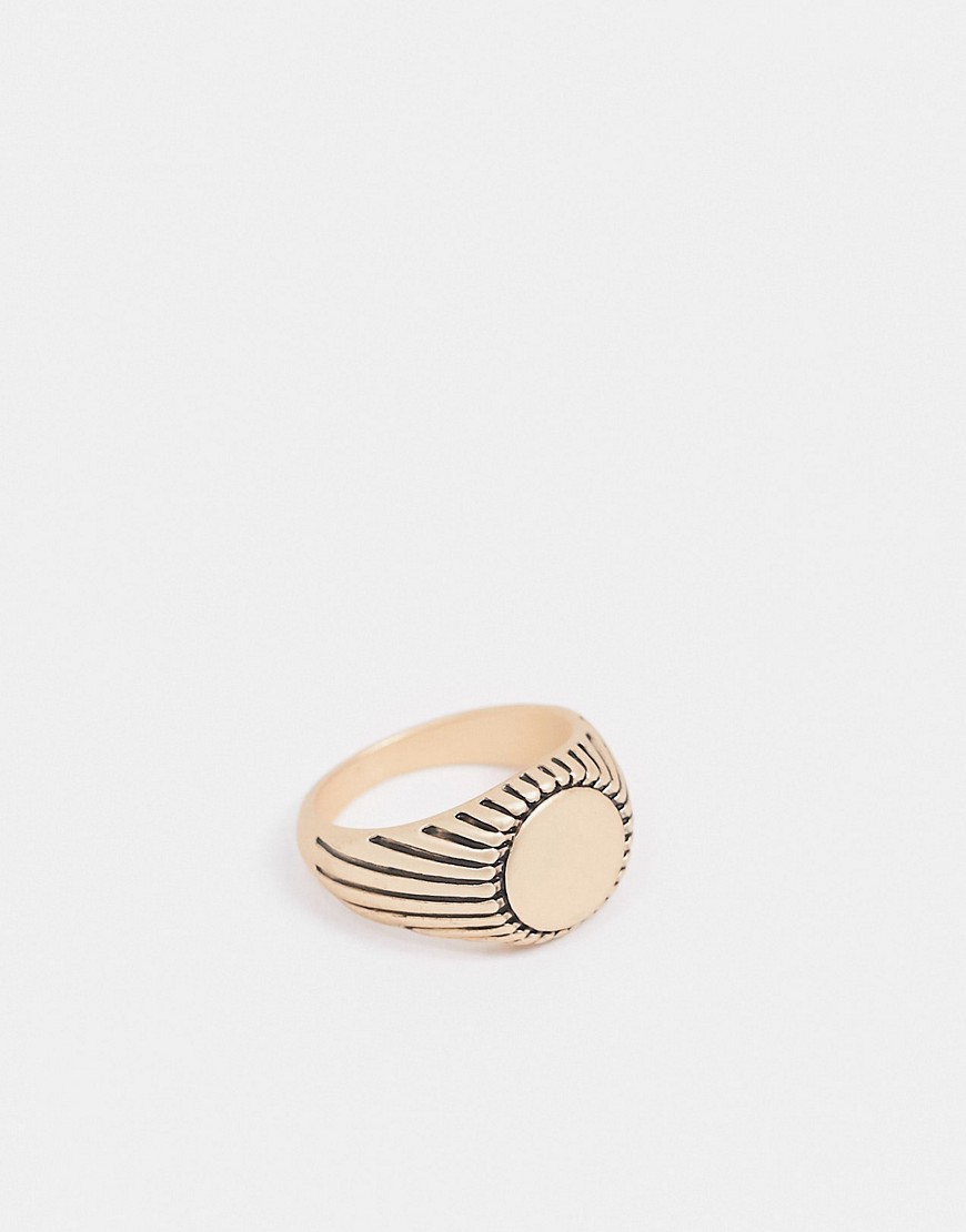 фото Золотистое кольцо-печатка с черными линейными гравировками river island-золотистый