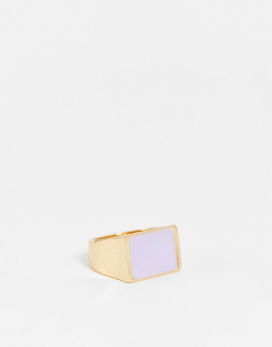 фото Золотистое кольцо-печатка с эмалированной вставкой сиреневого цвета designb-золотистый designb london