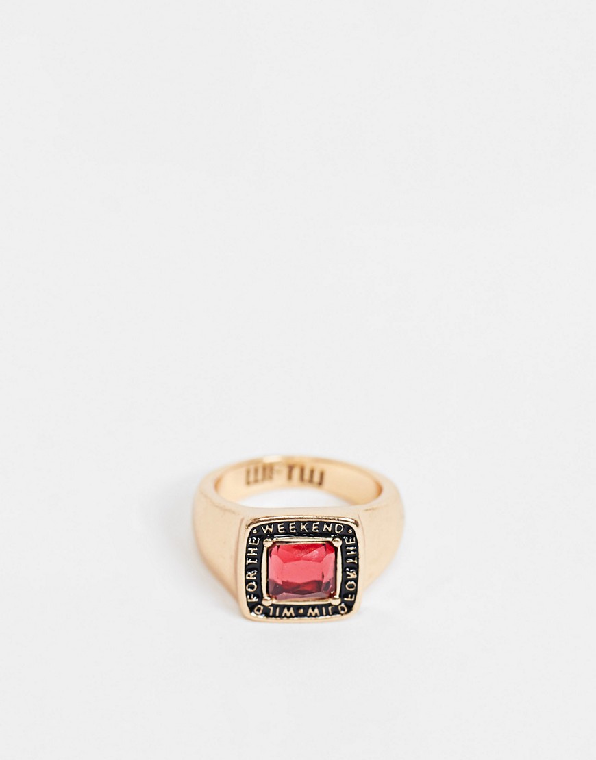 фото Золотистое кольцо-печатка с квадратным красным камнем и эмалевой каймой wftw-золотистый