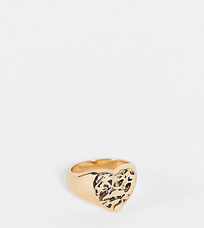 фото Золотистое массивное кольцо-печатка с сердцем с фактурной отделкой designb london curve-золотистый