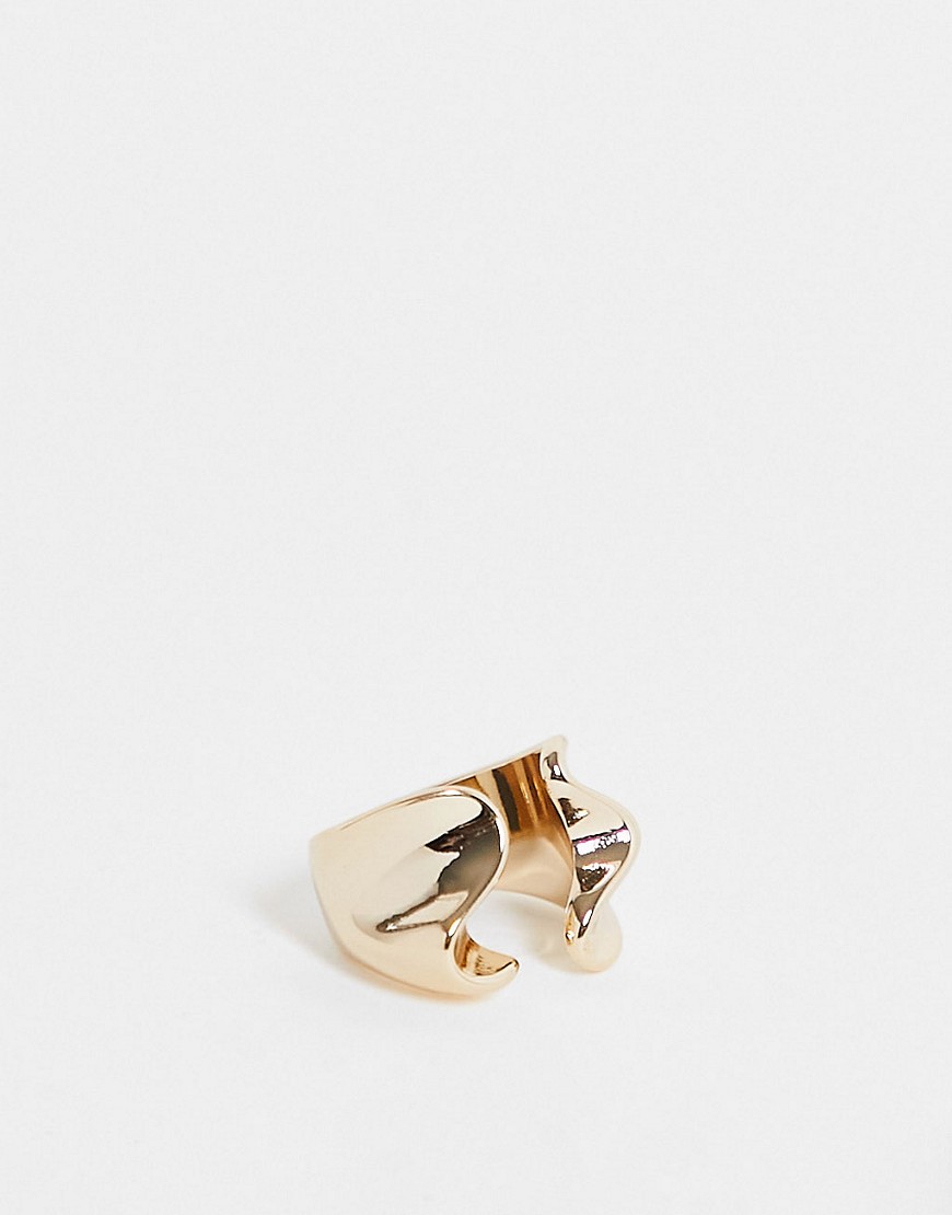 фото Золотистое «расплавленное» кольцо с оборотом вокруг пальца topshop-золотистый