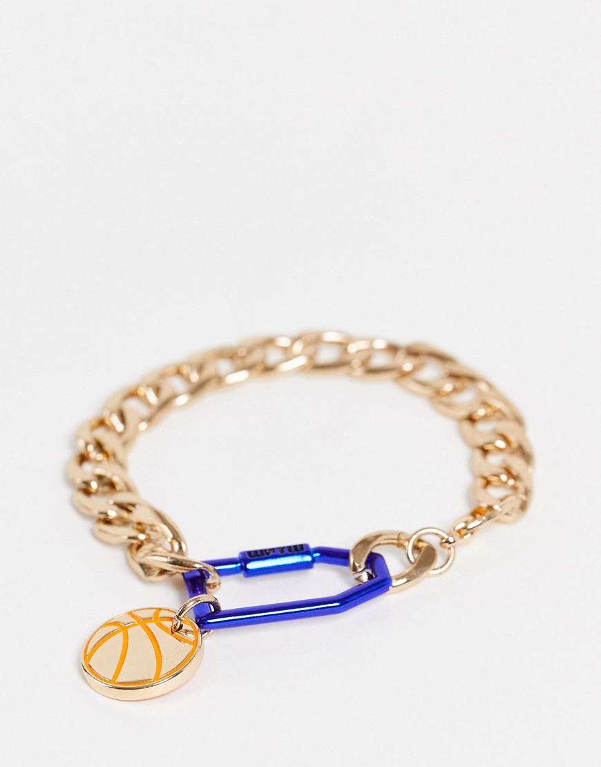фото Золотистый браслет-цепочка с застежкой-карабином с синим напылением и баскетбольной подвеской wftw