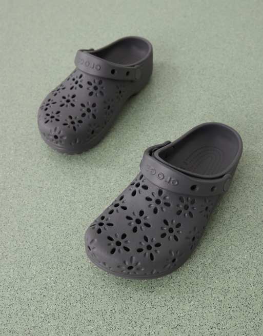 Zuecos azul marino lunar clásicos con diseño floral calado de Crocs, 2 de 4