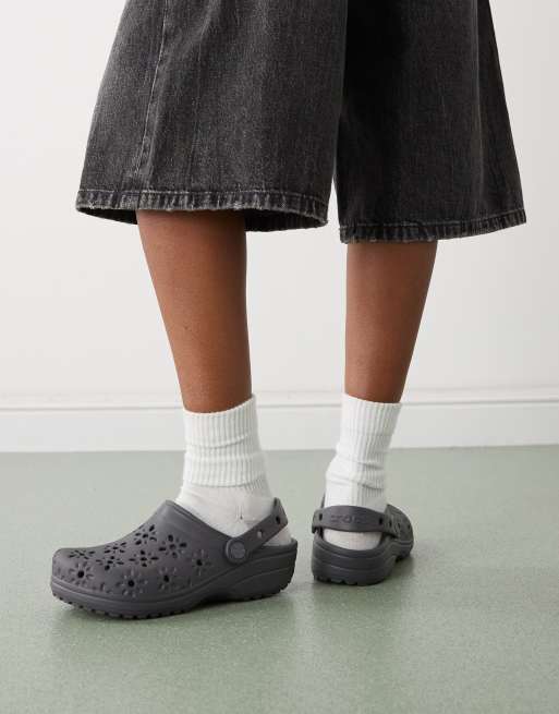 Zuecos azul marino lunar clásicos con diseño floral calado de Crocs, 4 de 4