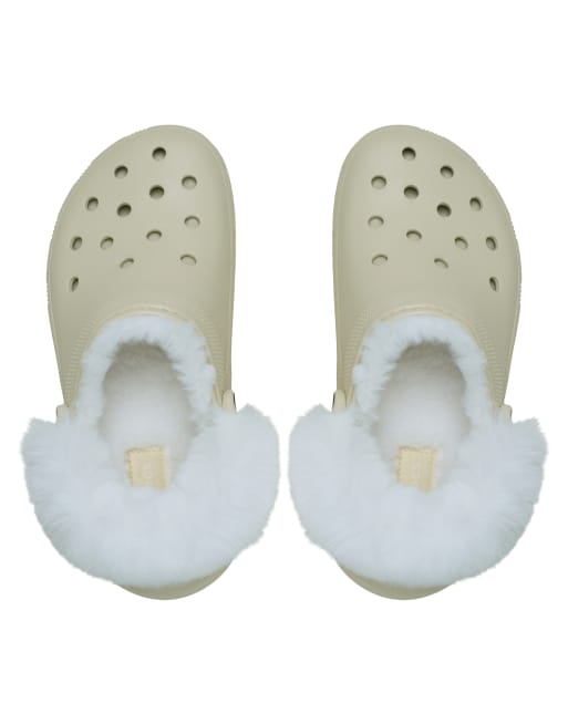 Zuecos blanco hueso clásicos con forro de felpa y plataforma de Crocs, 3 de 4