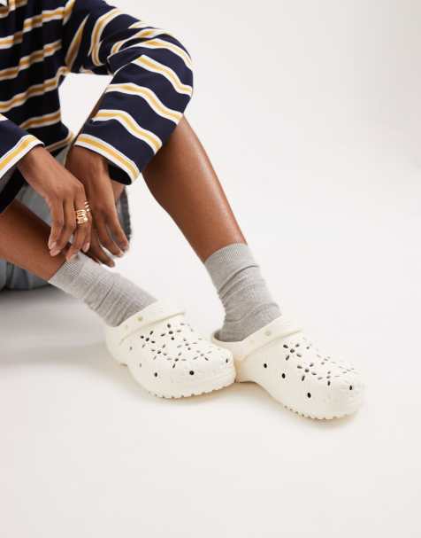 Zuecos blanco tiza clásicos con aberturas en forma de flores de Crocs - view 1