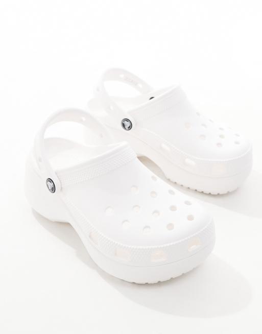 Zuecos blancos cl sicos con plataforma de Crocs ASOS