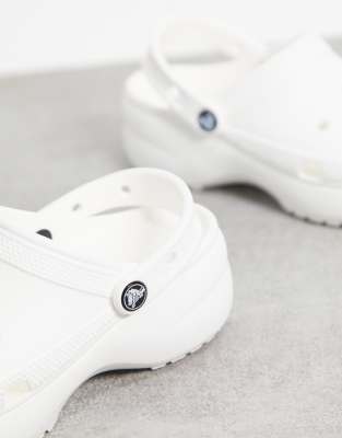 Zuecos blancos clásicos con plataforma de Crocs | ASOS