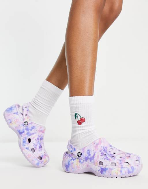 Zuecos color lavanda con efecto tie dye y plataforma de Crocs
